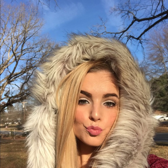 Meet your Posher, Tori - Picture 1 of 1